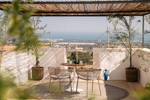 Habitación ejecutiva doble, 1 cama de matrimonio grande, patio, vistas parciales al mar | Vistas desde la habitación