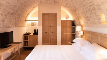 Habitación clásica doble, patio, vistas al jardín | Ropa de cama de alta calidad y edredones de plumas
