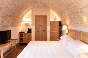 Habitación clásica doble, patio, vistas al jardín | Ropa de cama de alta calidad y edredones de plumas