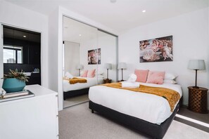 1 bedroom, iron/ironing board, WiFi, bed sheets - Perfect Located 1-Bed with Great Views & Parking (Kingston)