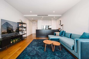 TV - Perfect Located 1-Bed with Great Views & Parking (Kingston)