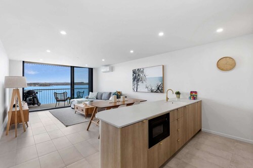 Exquisite 1-Bed Apartment with Bay Views