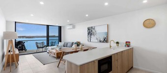 Exquisite 1-Bed Apartment with Bay Views
