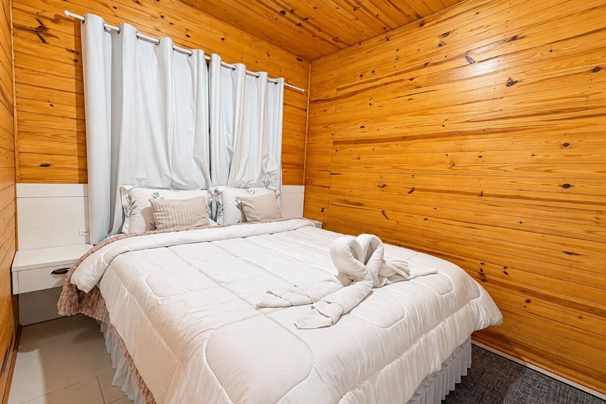 Chalet Itália- Rancho das Neves - Rancho Queimado | Egyptian cotton sheets, premium bedding, desk, blackout drapes