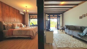 Une chambre avec un lit, un canapé et une vue sur l’extérieur.