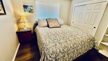 1 dormitori, escriptori, un bressol de viatge i wifi