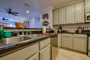 Fridge, microwave, oven, stovetop - Welcome to Tusk-Away! (Tuscaloosa)