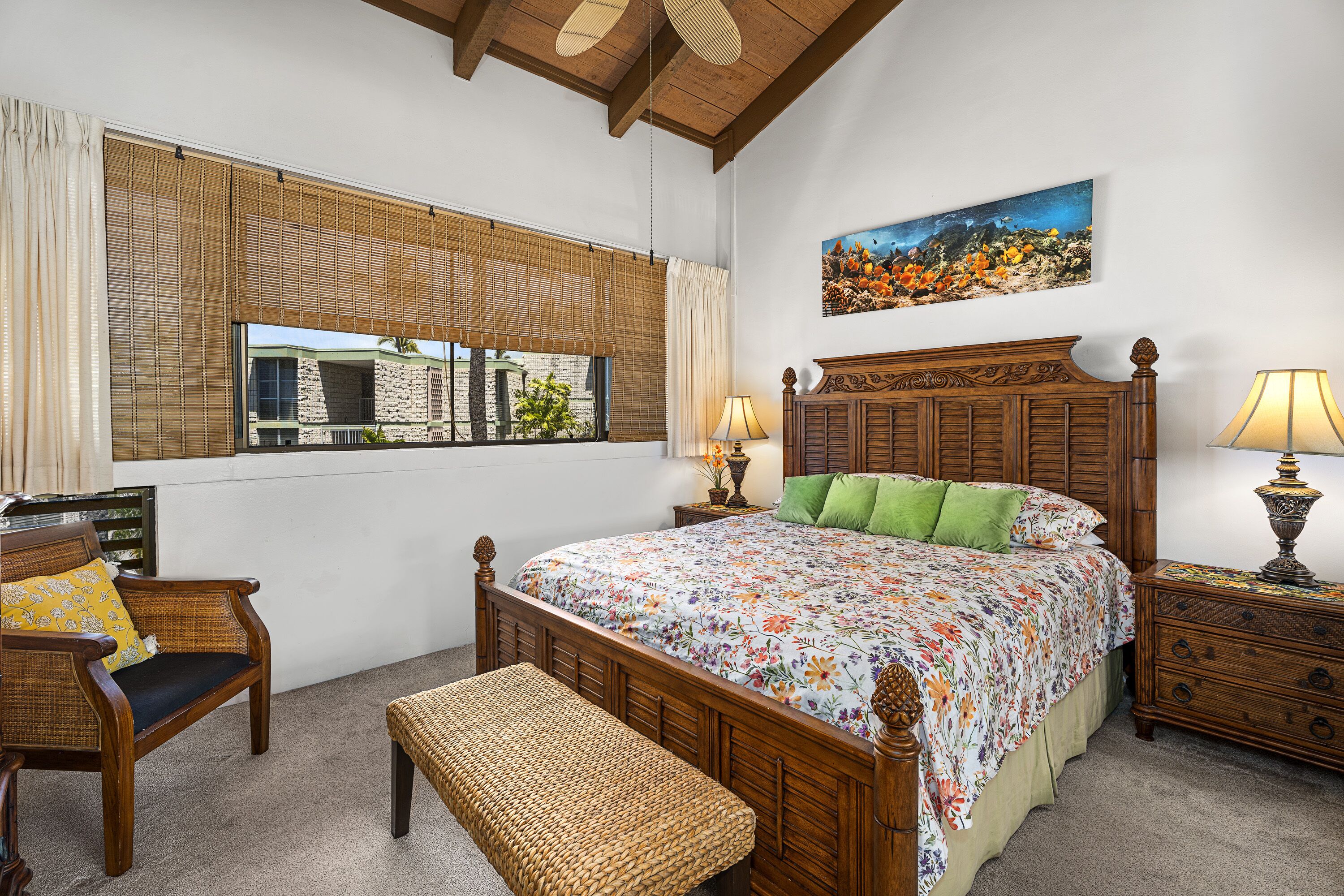 Une chambre à coucher avec un lit en bois, un banc, une table de chevet et une fenêtre avec des stores.