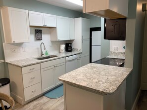 Fridge, microwave, oven, stovetop - One block to Beach! Clean, Bright, newly renovated 3BR 2BA Flat (Fernandina Beach)