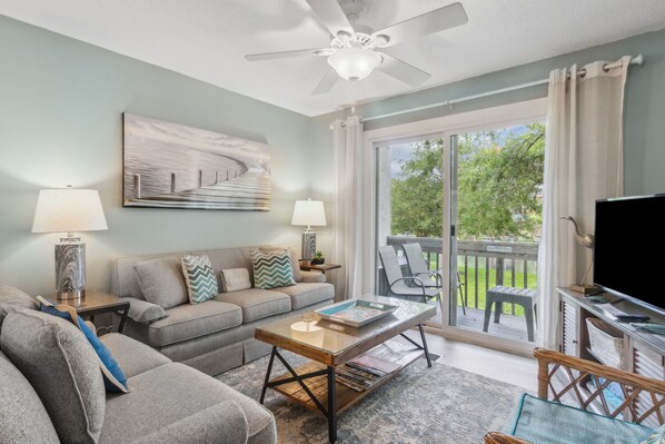 Smart TV, DVD player, books, video library - One block to Beach! Clean, Bright, newly renovated 3BR 2BA Flat (Fernandina Beach)