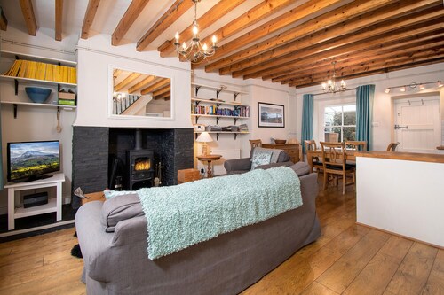 One Bron Derw - Two Bedroom Cottage, Sleeps 4