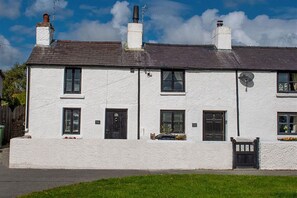 Exterior - Red Robin Cottage - One Bedroom Cottage, Sleeps 2 (Brynsiencyn)