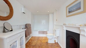 Combined shower/bathtub, towels