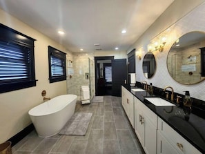 Badewanne, Haartrockner, Seife, Shampoo