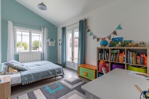 4 slaapkamers, een strijkplank/strijkijzer, gratis wifi, beddengoed
