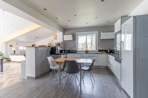 Kühlschrank, Mikrowelle, Ofen, Geschirrspüler
