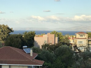 A residential area with houses, trees, and a view of the sea. - Beautiful Spacious apt in Nea Makri (Marathon)