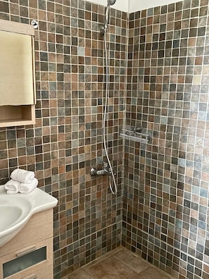 Appartement | Salle de bain | Séchoir à cheveux, serviettes fournies