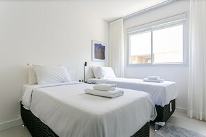 2 quartos, ferros/tábuas de passar roupa, acesso à internet