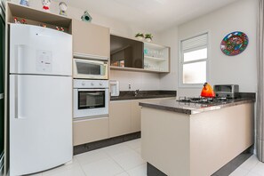 Geladeira, micro-ondas, fogão, cafeteira/chaleira