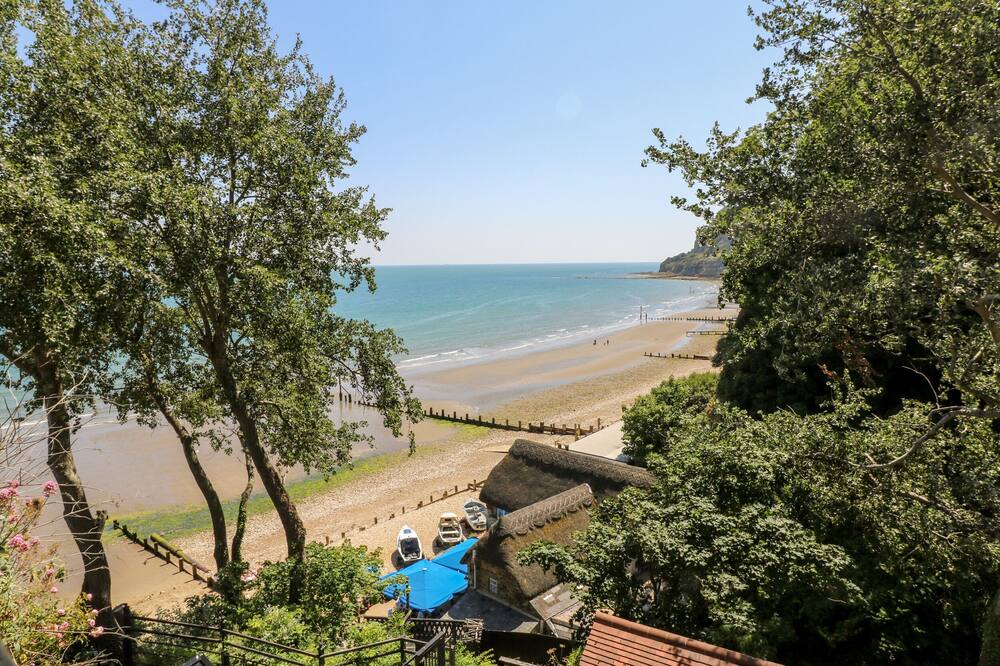 STARDUST, character holiday cottage, with open fire in Ventnor