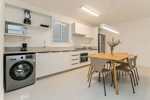 Kühlschrank, Mikrowelle, Ofen, Wasserkocher mit Kaffee-/Teezubehör