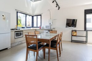 Réfrigérateur, micro-ondes, four, cafetière/bouilloire