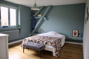 4 makuuhuonetta, työpöytä, vauvan matkasänky, ilmainen Wi-Fi