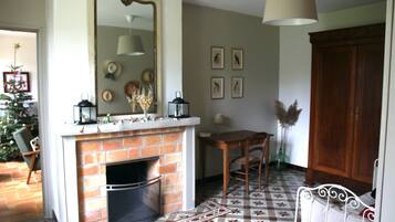 Una televisión, libros