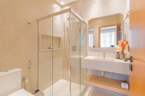 Chalet | Bathroom | Shower, free toiletries, towels - PF56 Casa Alto Padrão 6 Suítes (Mata de São João)