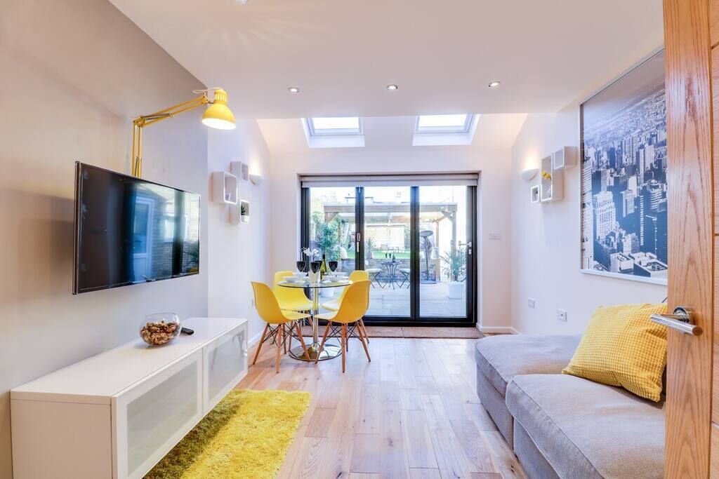 Charming and Modern 2 Bedroom House with Parking