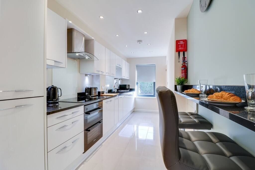 Charming and Modern 2 Bedroom House with Parking