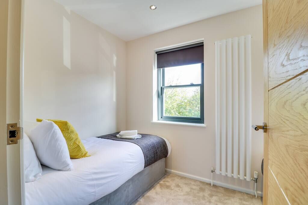 Charming and Modern 2 Bedroom House with Parking