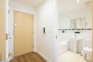 Badewanne, Haartrockner, Handtücher