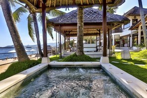 Property grounds - Villa Jukung Absolute Beachfront .private Access to the sea (Bali)