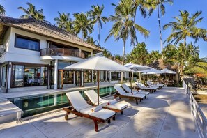 Outdoor pool - Villa Jukung Absolute Beachfront .private Access to the sea (Bali)