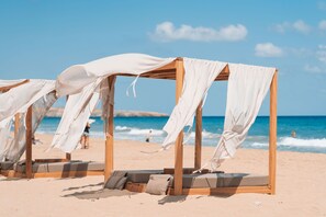 På stranden, solstolar och strandhanddukar