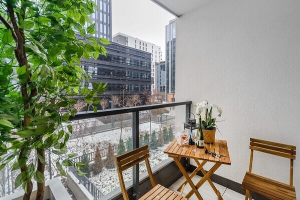 Outdoor dining - Lumina lux apartment near Uprising Museum (Warszawa)