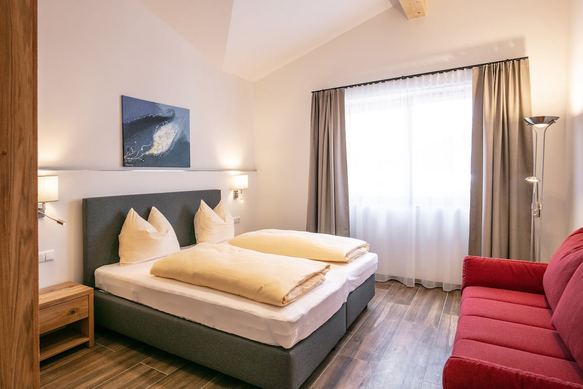 3 bedrooms, soundproofing, free WiFi, bed sheets