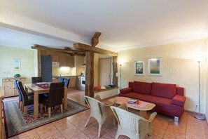 아파트, 침실 2개 | 거실 공간 | 케이블 채널 시청이 가능한 1인치 평면 TV, TV