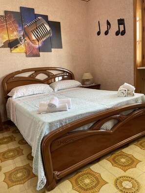 2 bedrooms, desk, iron/ironing board, free WiFi