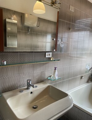 Douche, sèche-cheveux, bidet, serviettes fournies