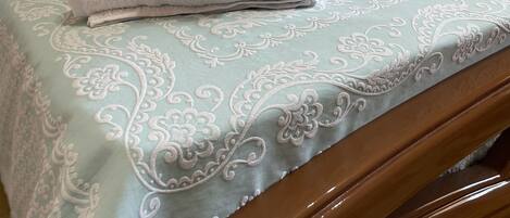 2 slaapkamers, een bureau, een strijkplank/strijkijzer, gratis wifi