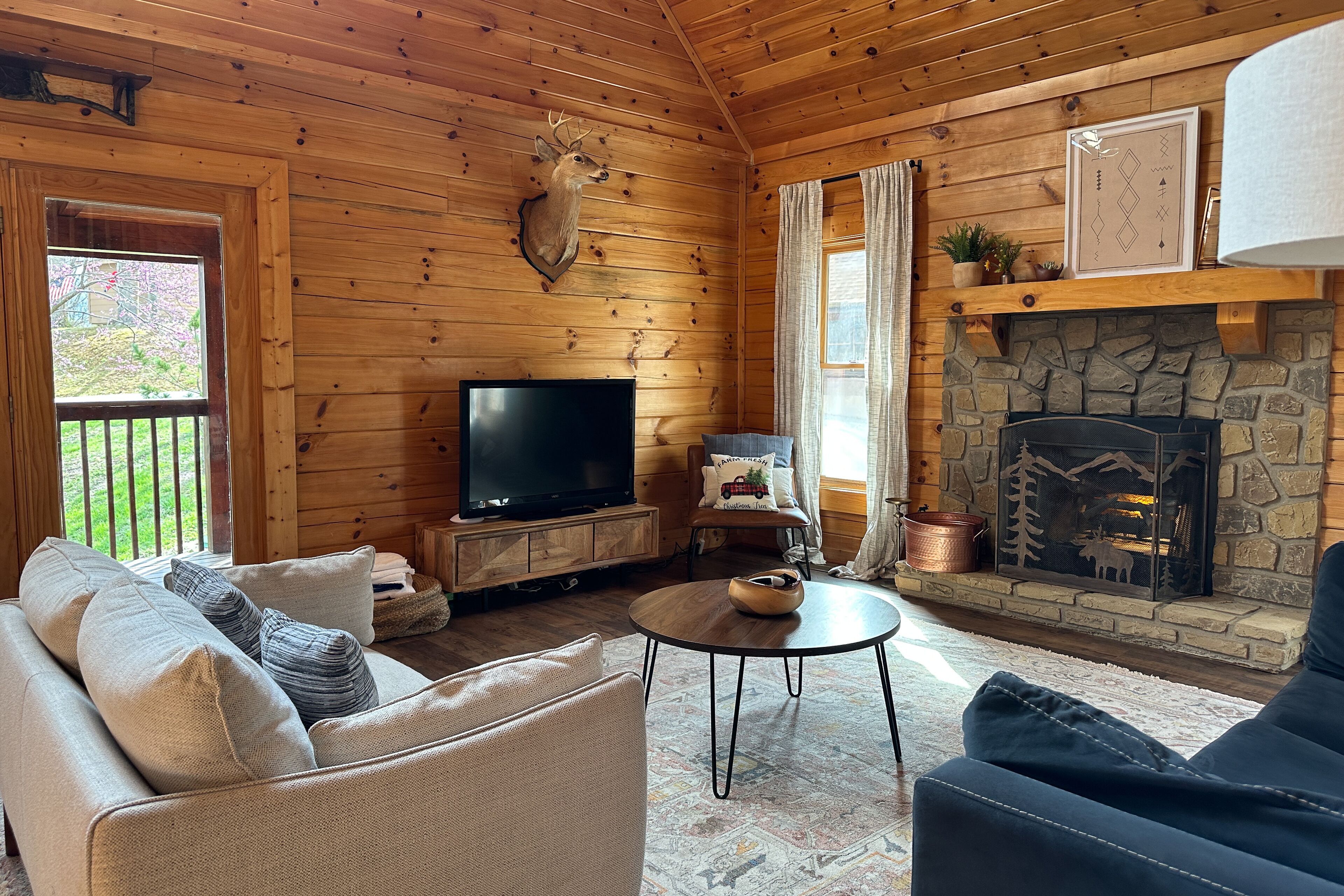 Lake & mountain view cabin with balcony, hot tub, pool table, & pool access