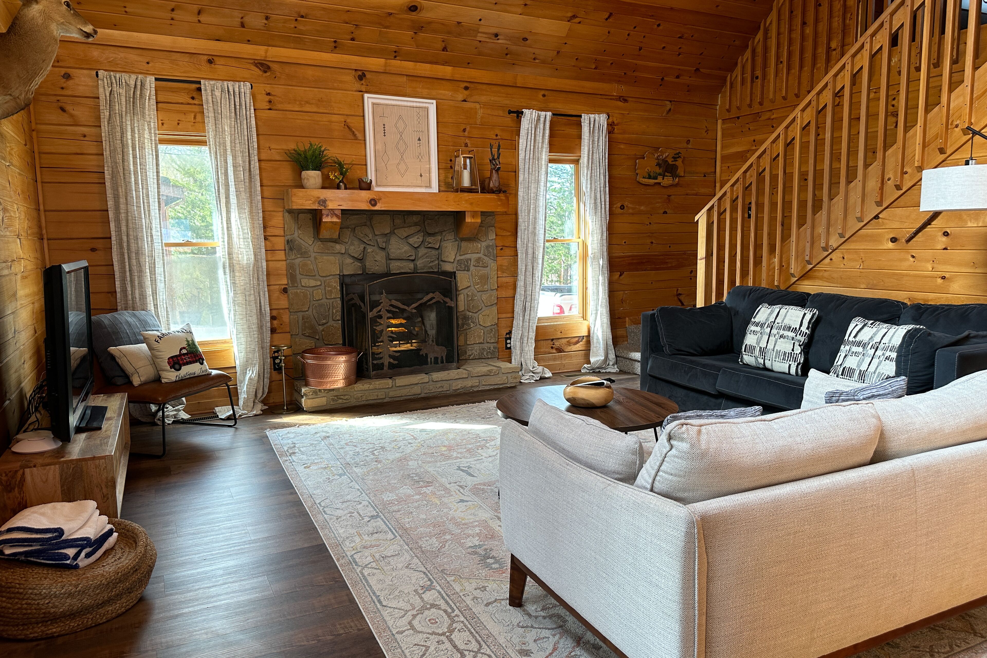 Lake & mountain view cabin with balcony, hot tub, pool table, & pool access