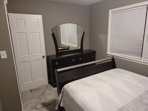 4 habitaciones, tabla de planchar con plancha, wifi y ropa de cama 