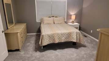 4 bedrooms, iron/ironing board, WiFi, bed sheets