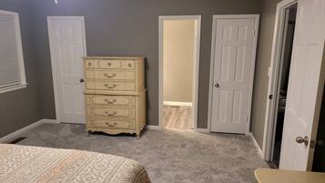 4 bedrooms, iron/ironing board, WiFi, bed sheets