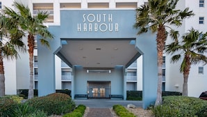 Ein Gebäudeeingang mit dem Schild "SOUTH HARBOUR" und einem Weg, der zum Eingang führt.