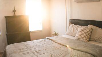 2 habitaciones, escritorio y tabla de planchar con plancha